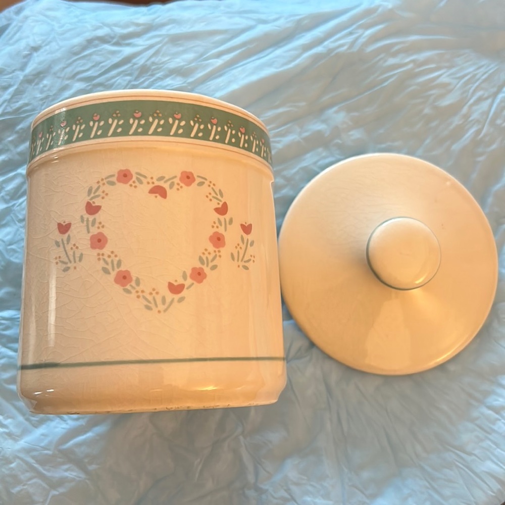 Vintage 1989 Love Grows Here Small Cookie Jar
Good Condition